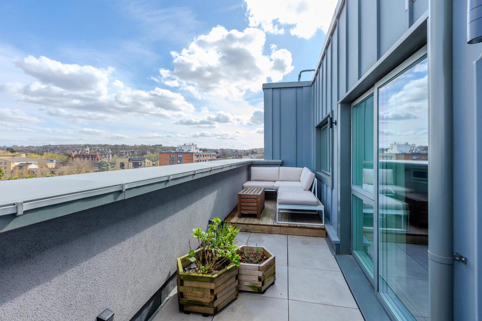 Magnificent New Cross 2br Penthouse With Balcony And Views Londra
