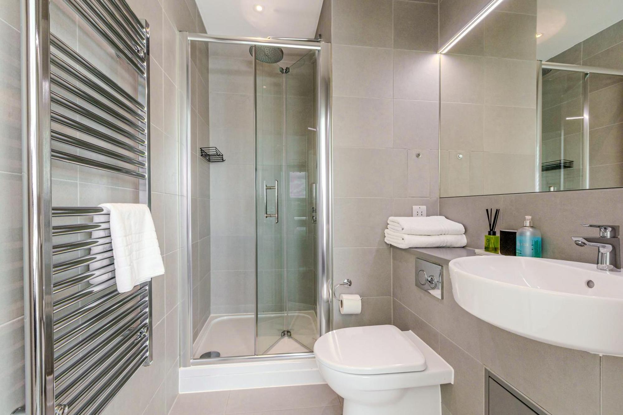 Magnificent New Cross 2br Penthouse With Balcony And Views *