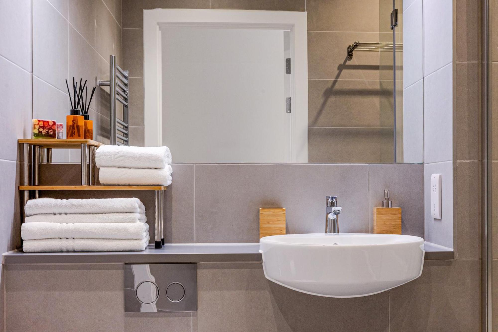 Magnificent New Cross 2br Penthouse With Balcony And Views Appartamento *